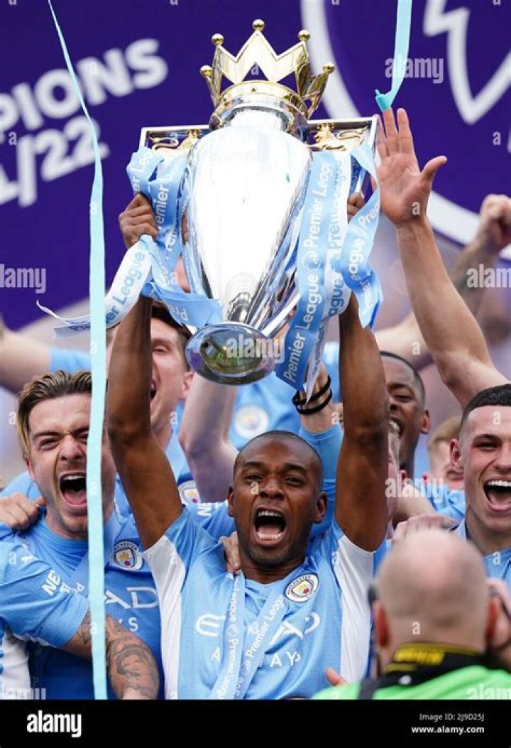 Brazilian Footballer Fernandinho Signs New 1 Deal at Manchester City