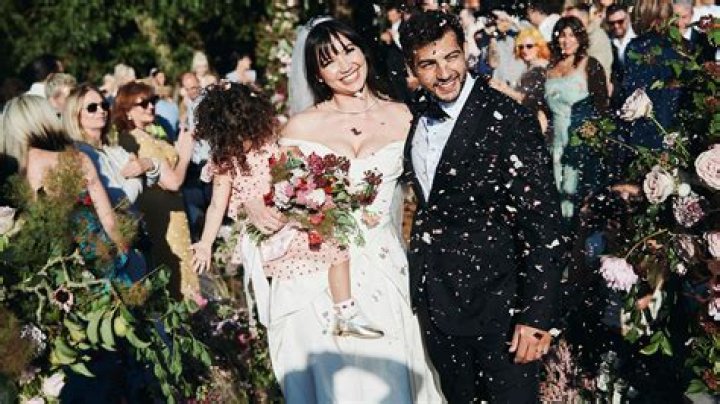 Daisy Lowe Bio, Wiki, Age, Husband, Vogue Italia, Chanel, and Net Worth