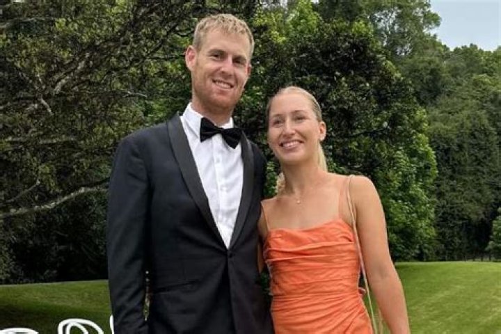 Know The Awe-Dorable Story of How Daria Saville’s Husband Pursued Her: From Facebook To Wedding Book