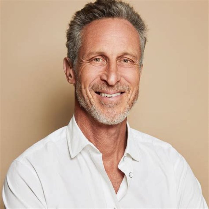 Dr Mark Hyman Podcast, Bio, Wiki, Age, Wife, Books, Salary, and Net Worth