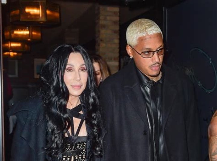 Elvis Duran, Openly Gay Radio Show Host's Boyfriend Kneels; Happiest