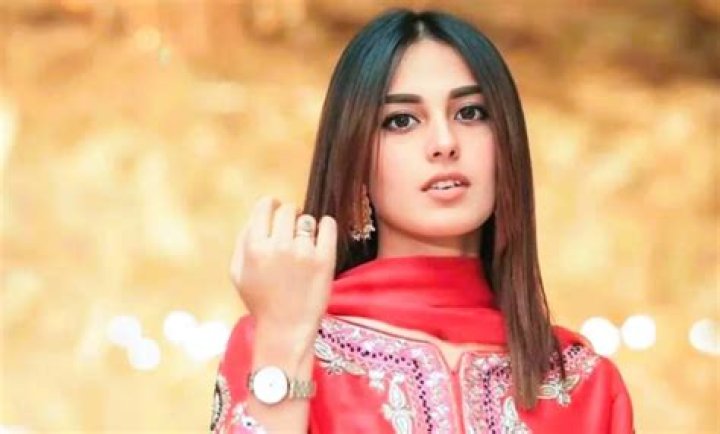 Iqra Aziz – Biography, Facts & Life Story