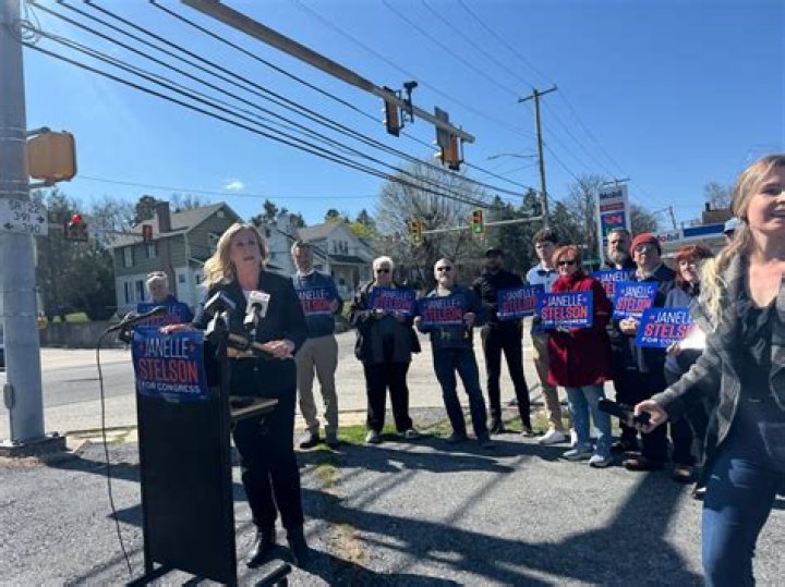 Janelle Stelson WGAL, Bio, Wiki, Age, Husband, Wedding, Salary, and Net Worth