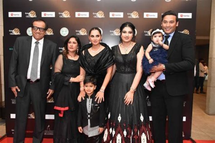 Jannat Mirza Brother Safee Ullah, Sister Alishba Anjum And Parents