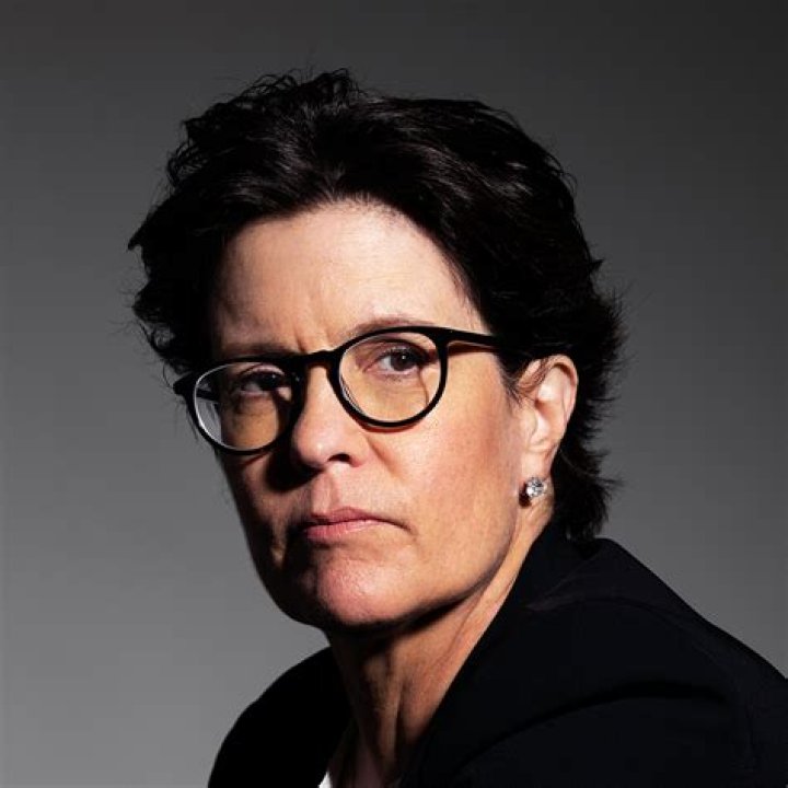 Kara Swisher New York Times, Bio, Wiki, Age, Sunglasses, Recode, Scott Galloway, Stroke, and Net Worth