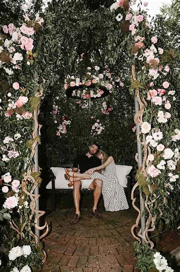 Is Lauren Scala Is Engaged To Furtive Boyfriend, Is She Married And Has Husband?