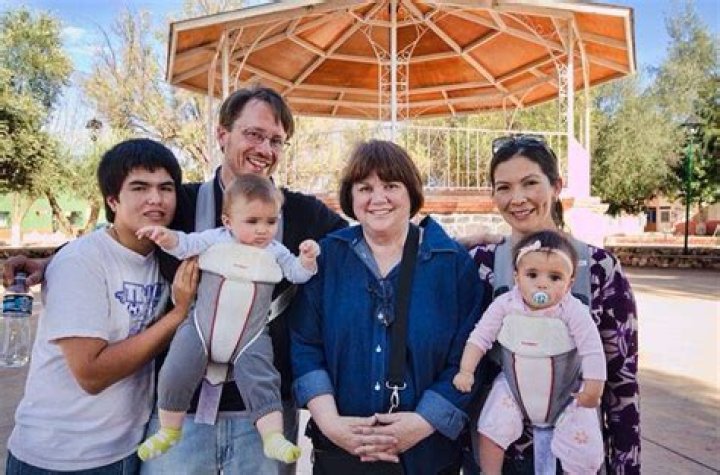 A Glimpse at Linda Ronstadt’s Adopted Children| Who Are Her Two Kids?