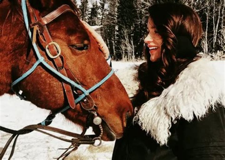 Linzey Rozon Is Equestrian, Suggests Her Instagram Pictures