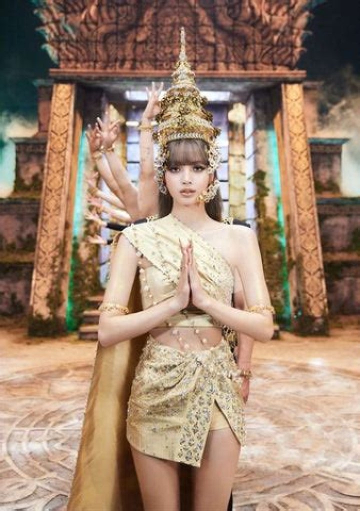 Lisa Manoban Capitalized on Her Fame to Bring Attention to Her Thai Heritage