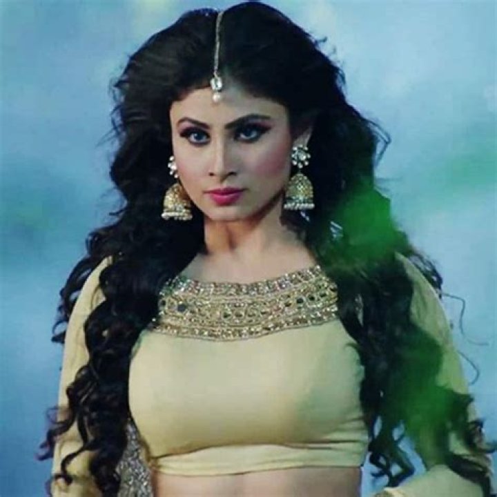 Mouni Roy – Biography, Facts & Life Story