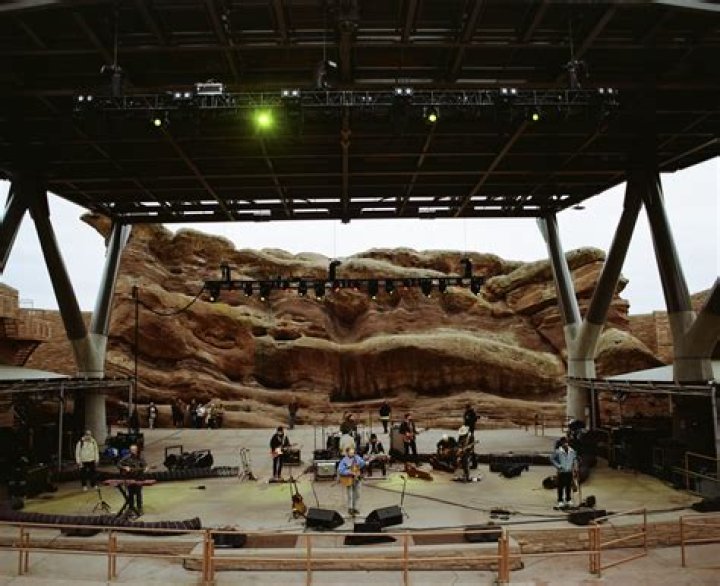 Zach Bryan Releases a New Album Titled “All My Homies Hate Ticketmaster (Live from Red Rocks),” While Simultaneously Teasing an Upcoming ‘More Affordable’ Tour – Celeb Secrets Country