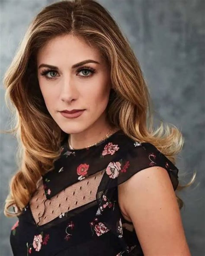 Is Perry Mattfeld blind? Her eyes, height, wiki, net worth, husband & kids.