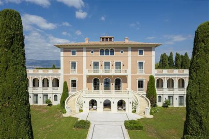 Raven De La Croix Net Worth