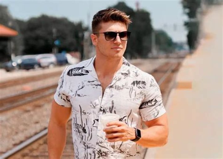 Does Sam Cushing Have a Boyfriend? Is He Dating Jake Grez?