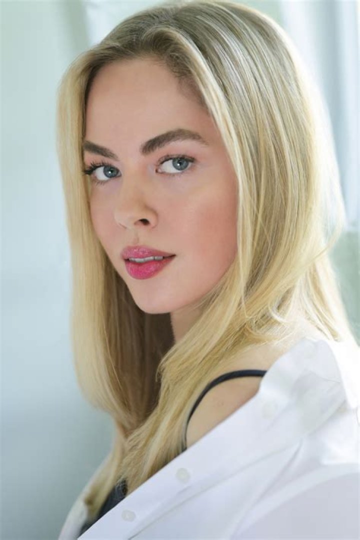 Sarah Dugdale Movies, Bio, Wiki, Age, Boyfriend, Virgin River, and Net Worth