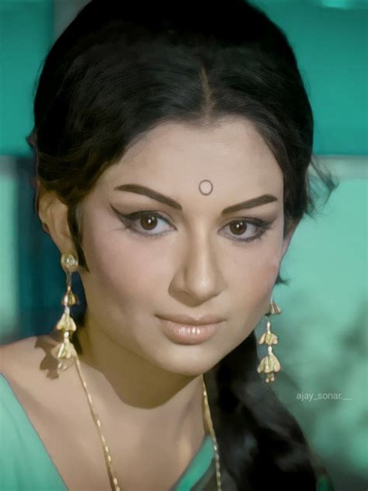 Sharmila Tagore – Biography, Facts & Life Story