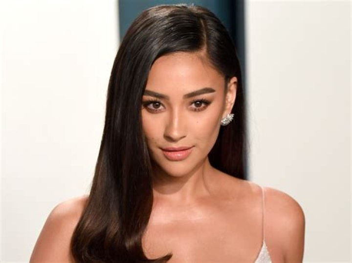 Shay Mitchell – Biography, Facts & Life Story